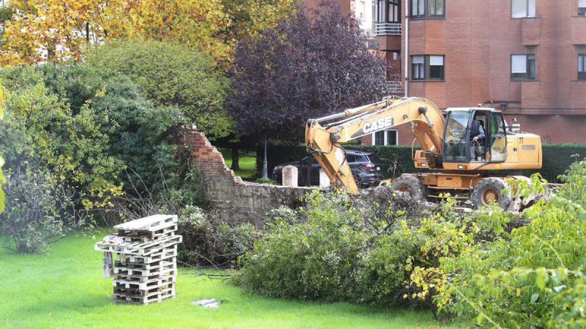 La excavadora ya ha comenzado a trabajar para ampliar el parque infantil. RAMIRO