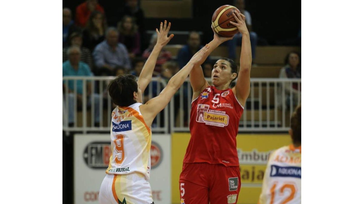 Monty, con el balón, fue junto a Anna Gómez la máxima anotadora de su equipo ante Zamarat.
