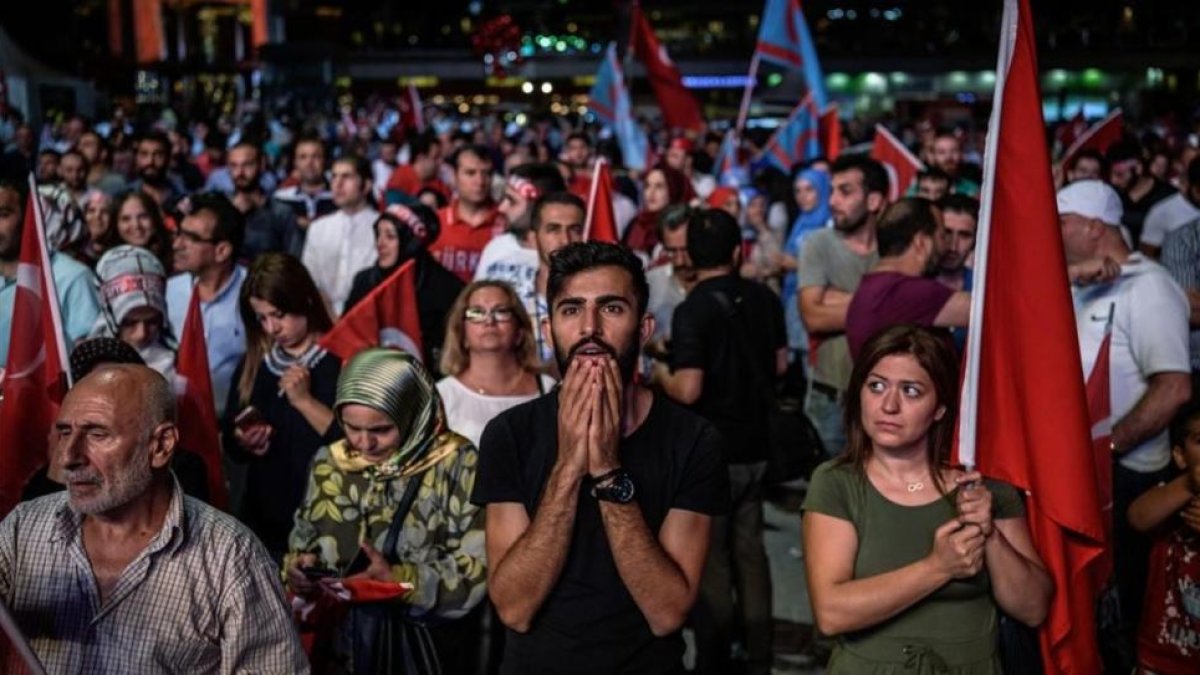 Seguidores de Erdogan en la plaza Taksim de Estambul.
