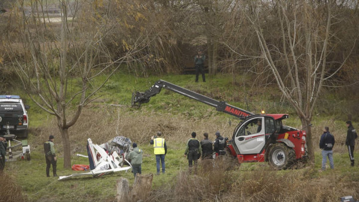 Efectivos de la Guardia Civil tras sacar del agua la aeronave accidentada. R. GARCÍA