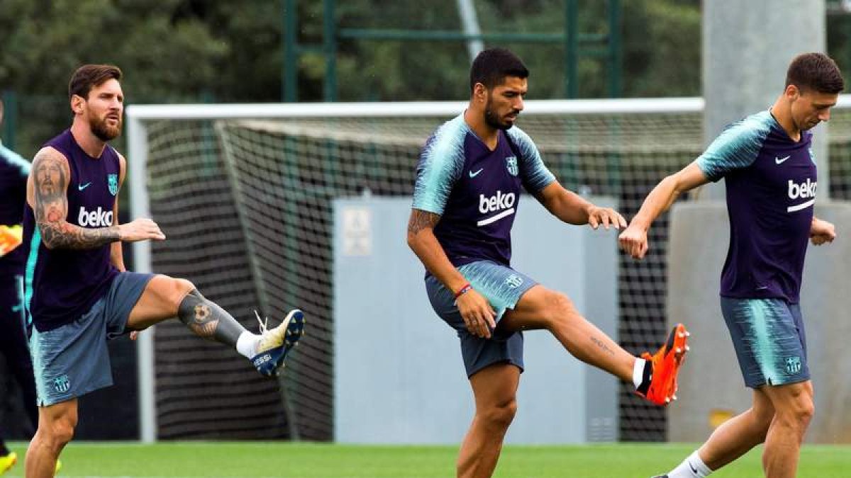 Messi, Suárez y Lenglet durante el entrenamiento del Barça antes de ir a Valladolid. ENRIC FONTCUBERTA