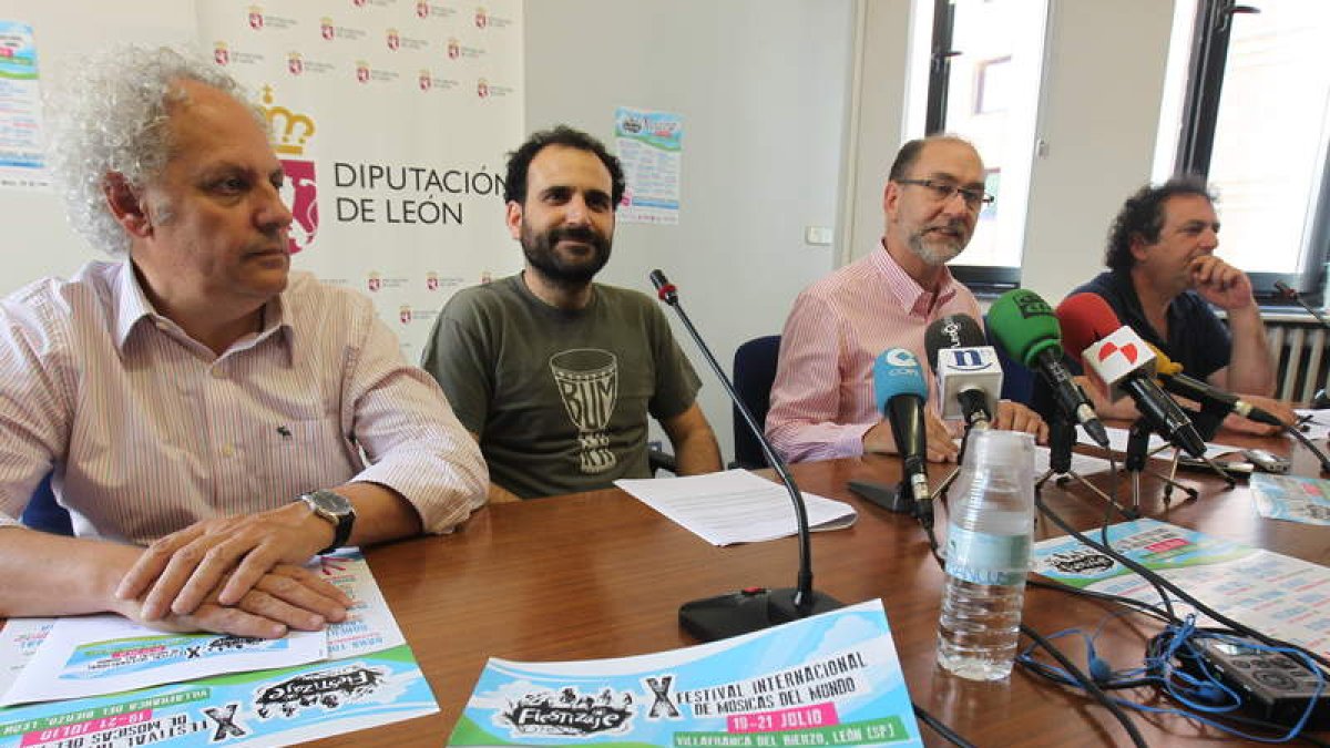 Representantes de las instituciones con el portavoz de Bumtaka, segundo por la izquierda.