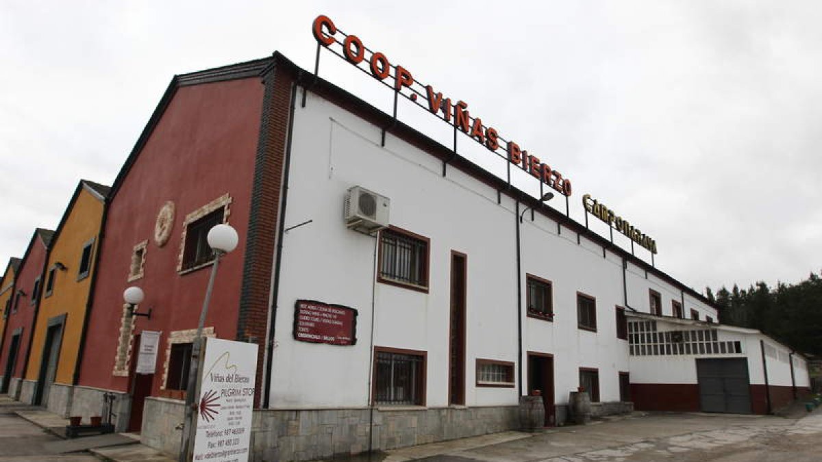 Exterior de la cooperativa vinícola de Camponaraya.