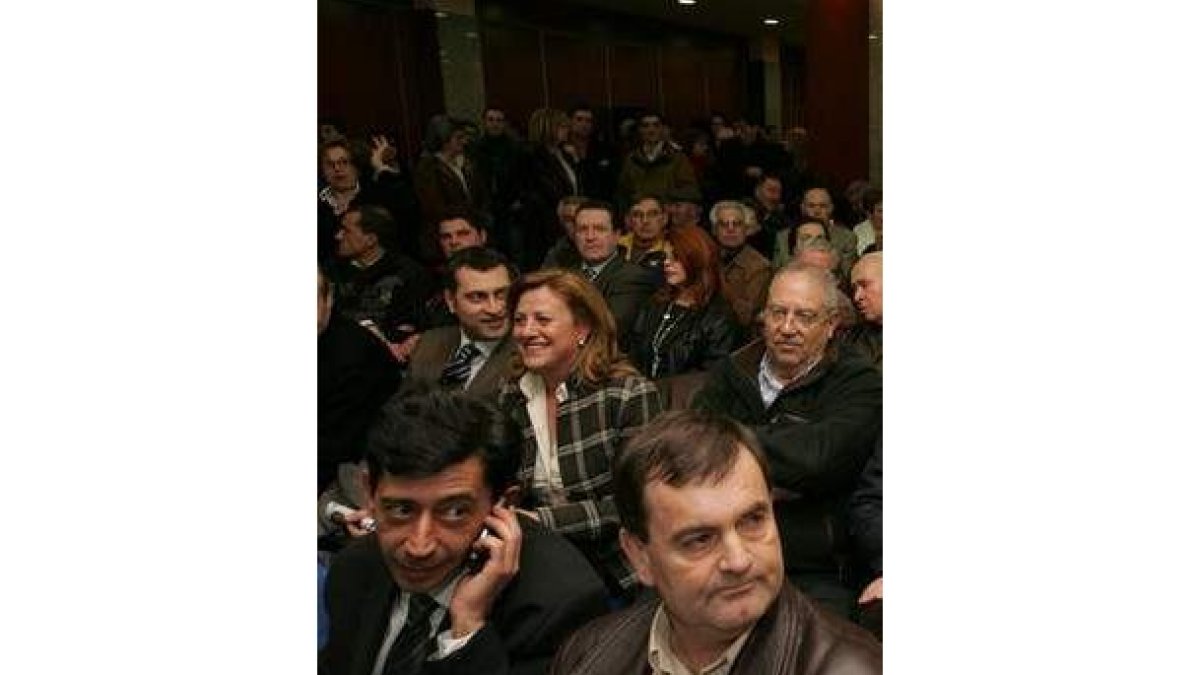 Velasco y otros militantes en una reunión del partido.