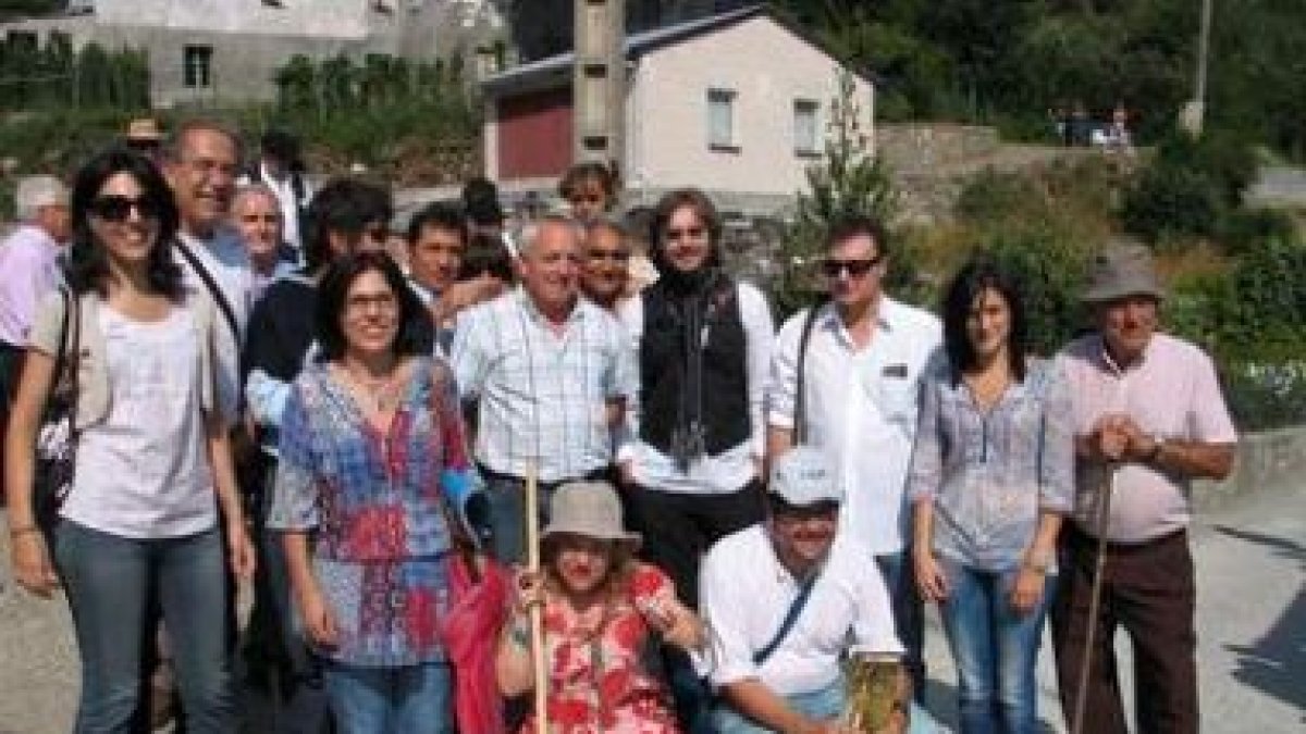 Los poetas posaron antes del recital poético celebrado ayer tarde en el hayedo de Busmayor.