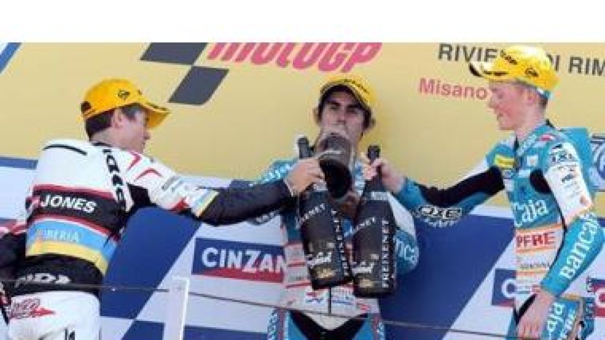 Julián Simón, celebra su victoria en el podio con Nicolas Terol y Bradley Smith.