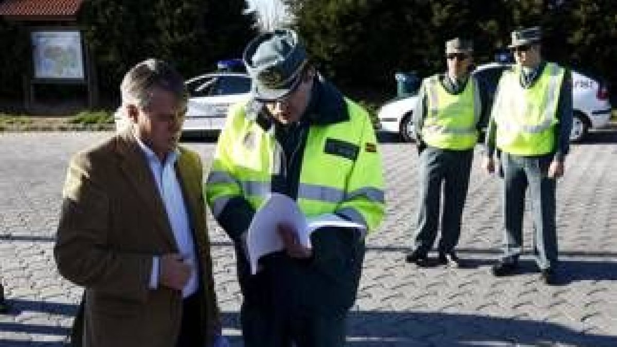 El subdelegado y el capitán Castro repasan las anotaciones