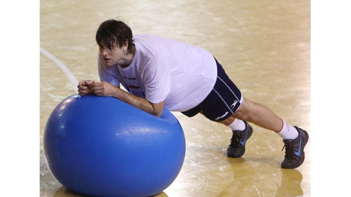 El internacional argentino ha entrenado de forma suave sin forzar su pierna tocada.
