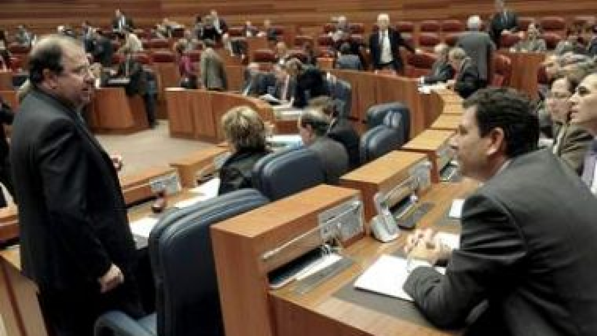 Herrera, con el grupo parlamentario popular, ayer en las Cortes autonómicas.