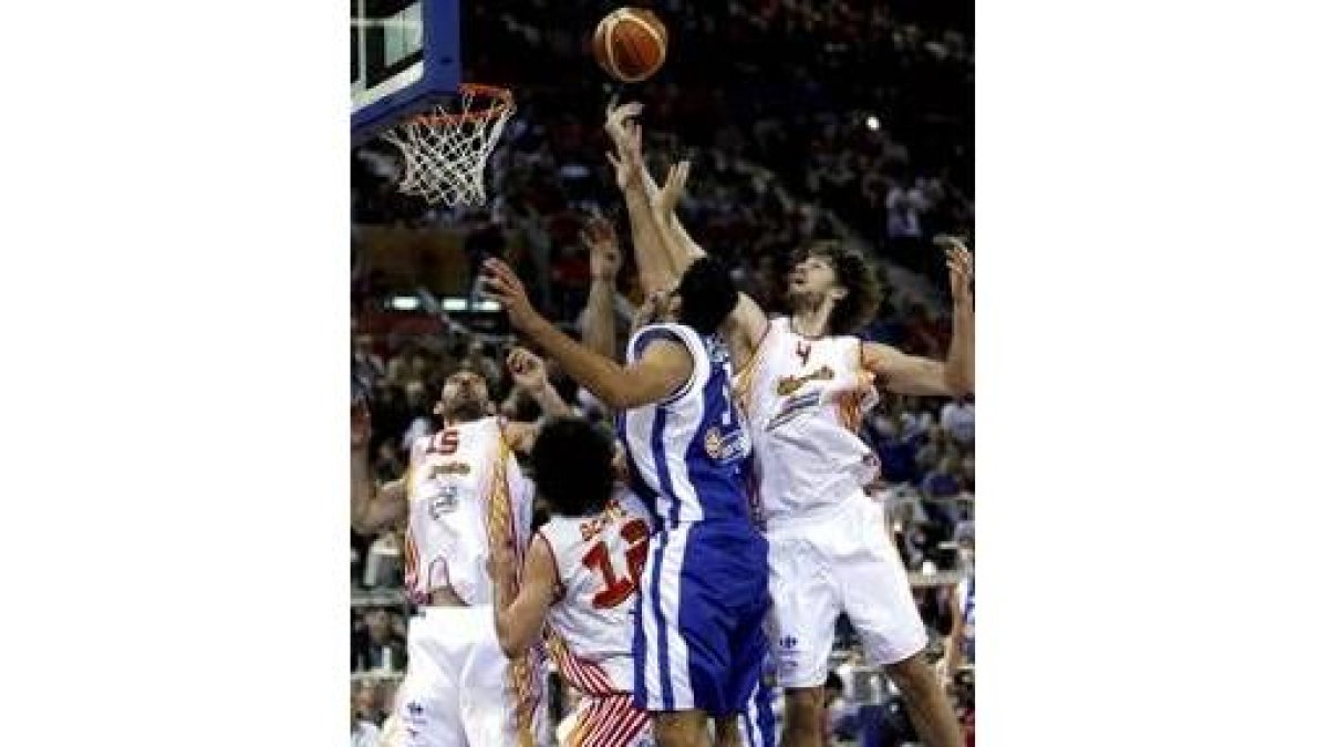 Gasol intenta hacerse con un rebote de los muchos que acumuló ayer