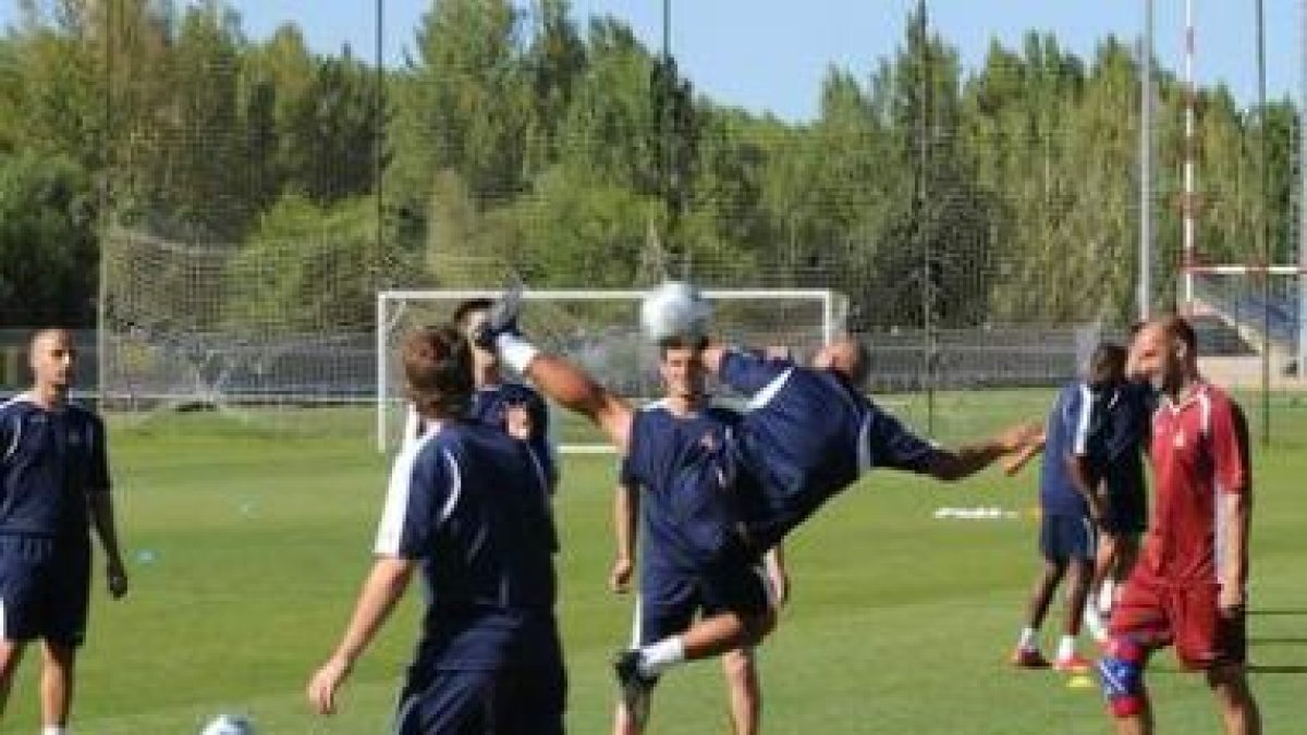 Monteagudo, a la derecha, observa las evoluciones de sus jugadores en un entrenamiento.