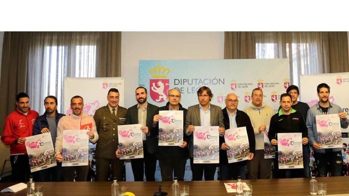 Emilio Orejas junto a representantes de varias de las carreras que componen la Copa. SECUNDINO PÉREZ