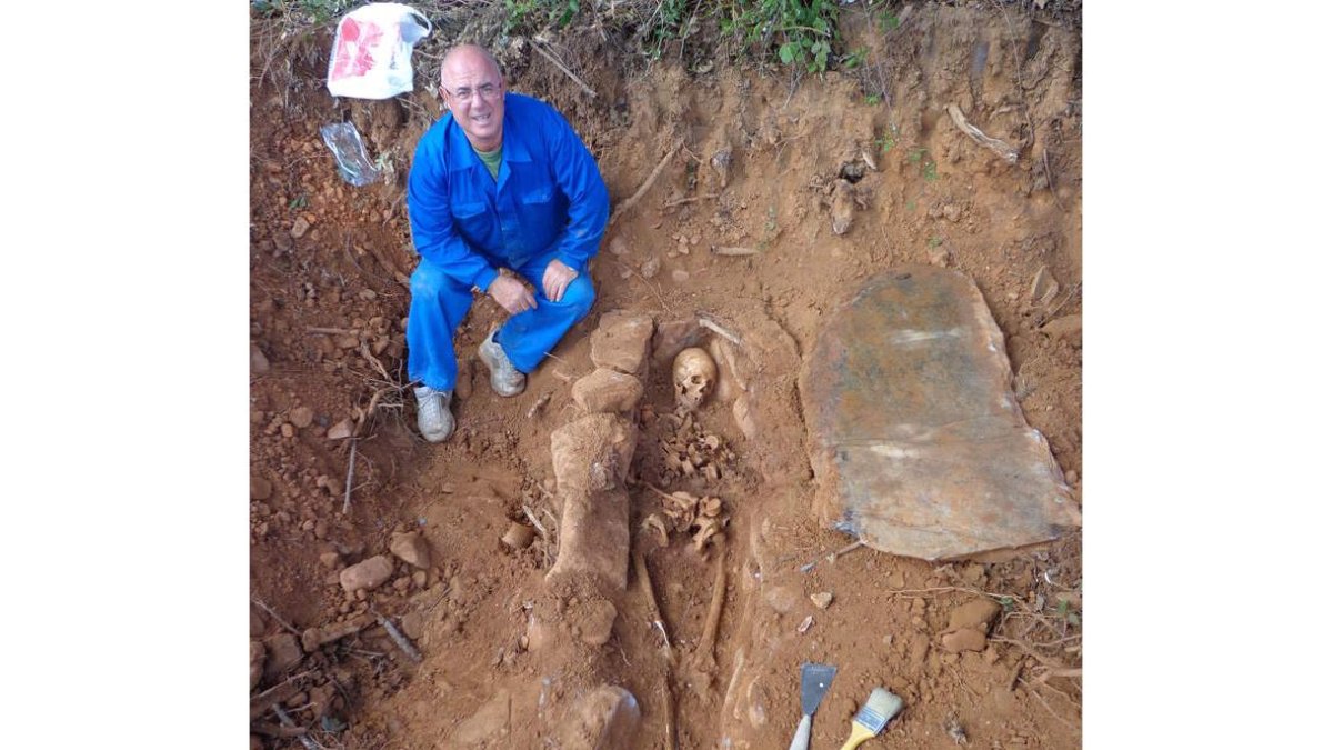 Alfonso González Guerrero, junto a la tumba medieval que excavó en un soto de La Válgoma