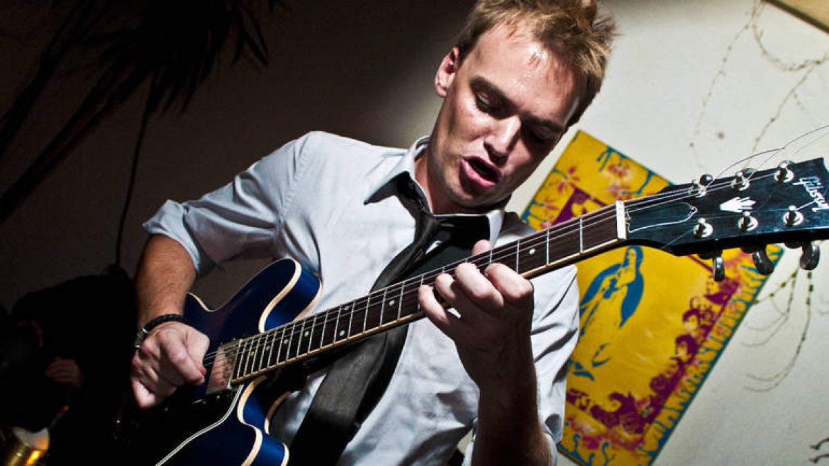 El guitarrista Todd Clouser, que actúa junto al grupo A Love Electric.