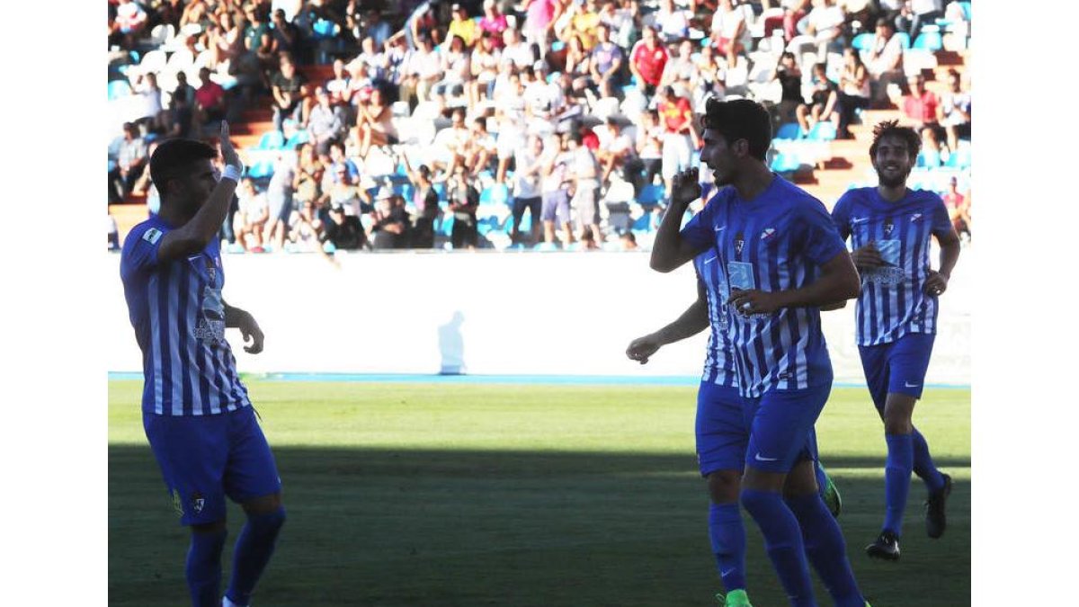 Pallarés celebra el gol que a la postre le dio la victoria a la Ponferradina. ANA F. BARREDO