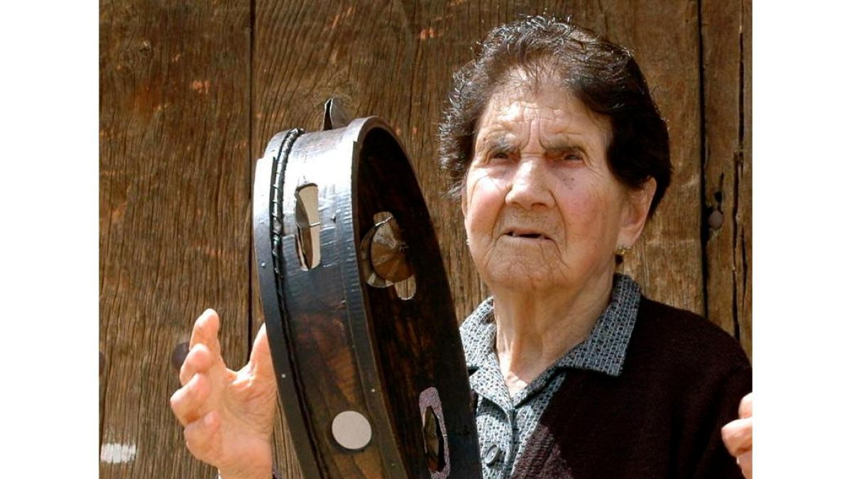 La Ti Clemencia, panderetera de Tabuyo.