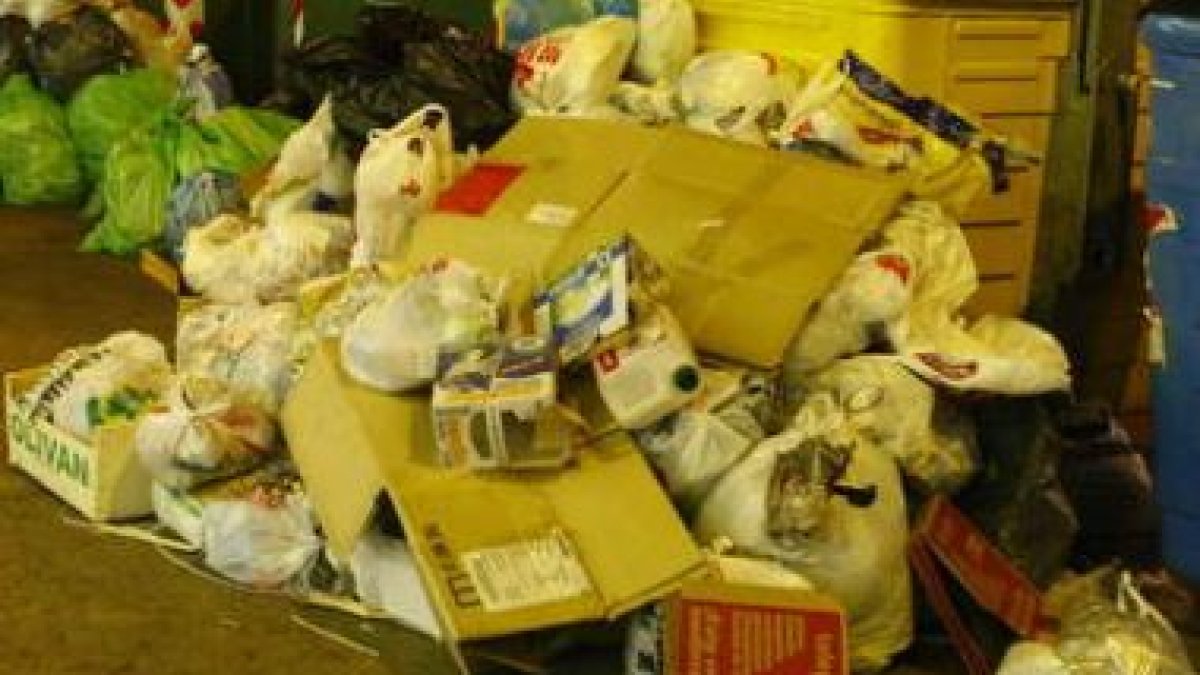 El conflicto de la basura en Villaquilambre puede enconarse por los impagos del Ayuntamiento.