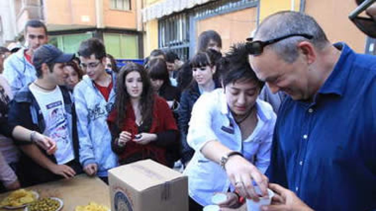 Los participantes en la ruta se agolparon a la entrada de los bares en busca del clarete.