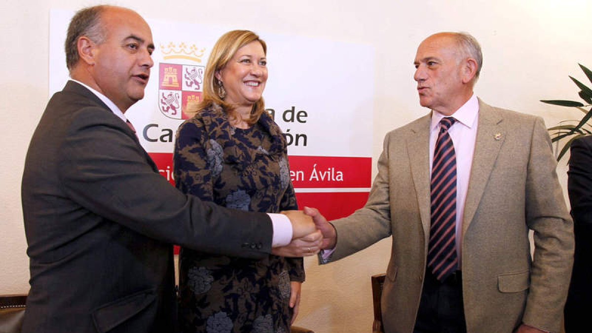 Pilar del Olmo firma convenios con el alcalde y el presidente de la Diputación de Ávila.