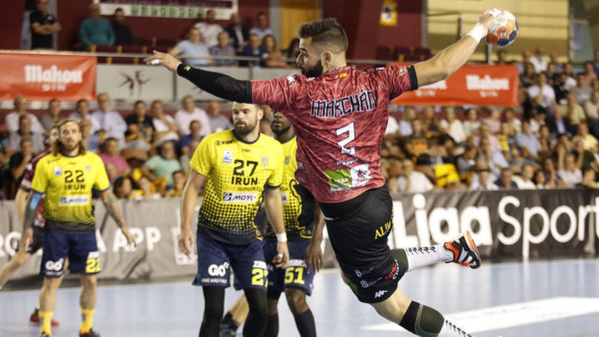 Partido de balonmano entre el Ademar León y el Bidasoa. F. Otero Perandones.