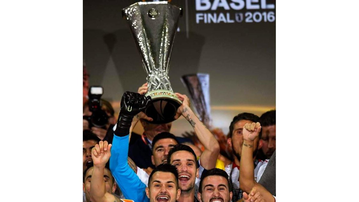 Los jugadores del Sevilla celebran el título de la Liga Europa. GILLIERON