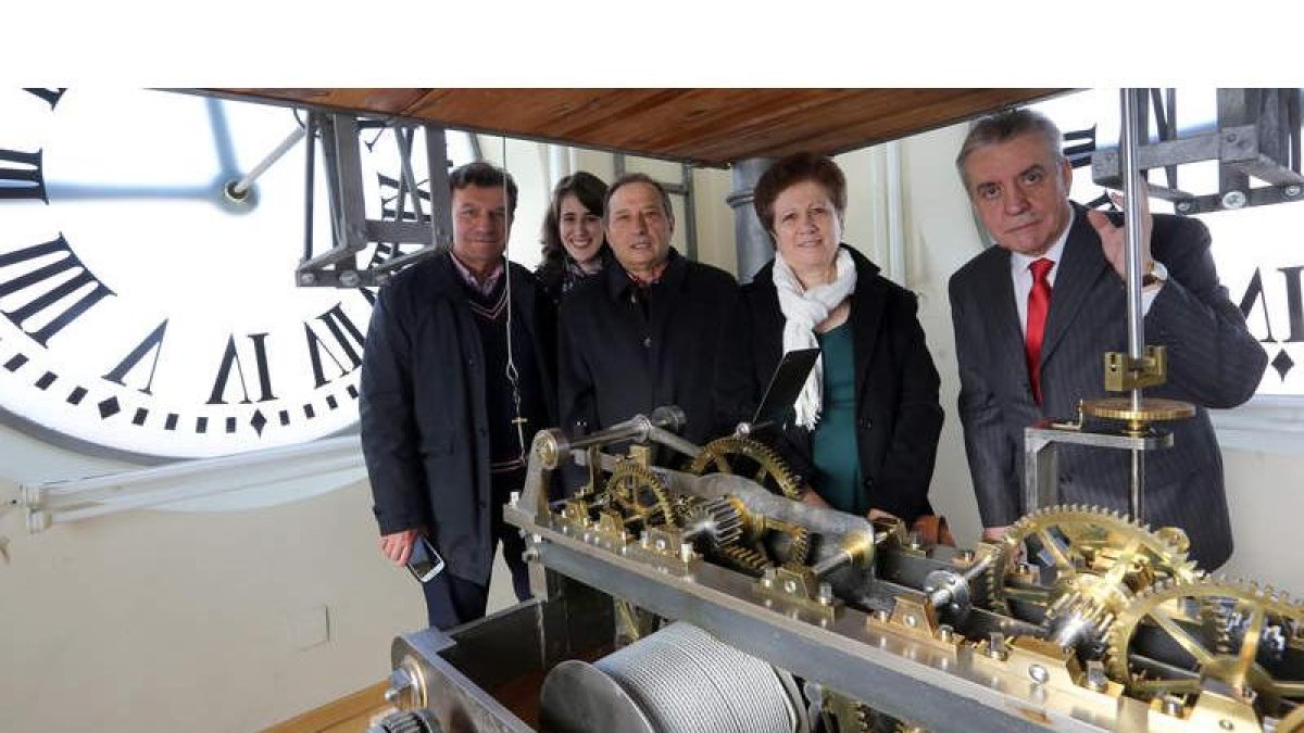 Los descendientes del relojero de Iruela, con el encargado del mantenimiento de la máquina, Jesús López (derecha). R.P. VIECO