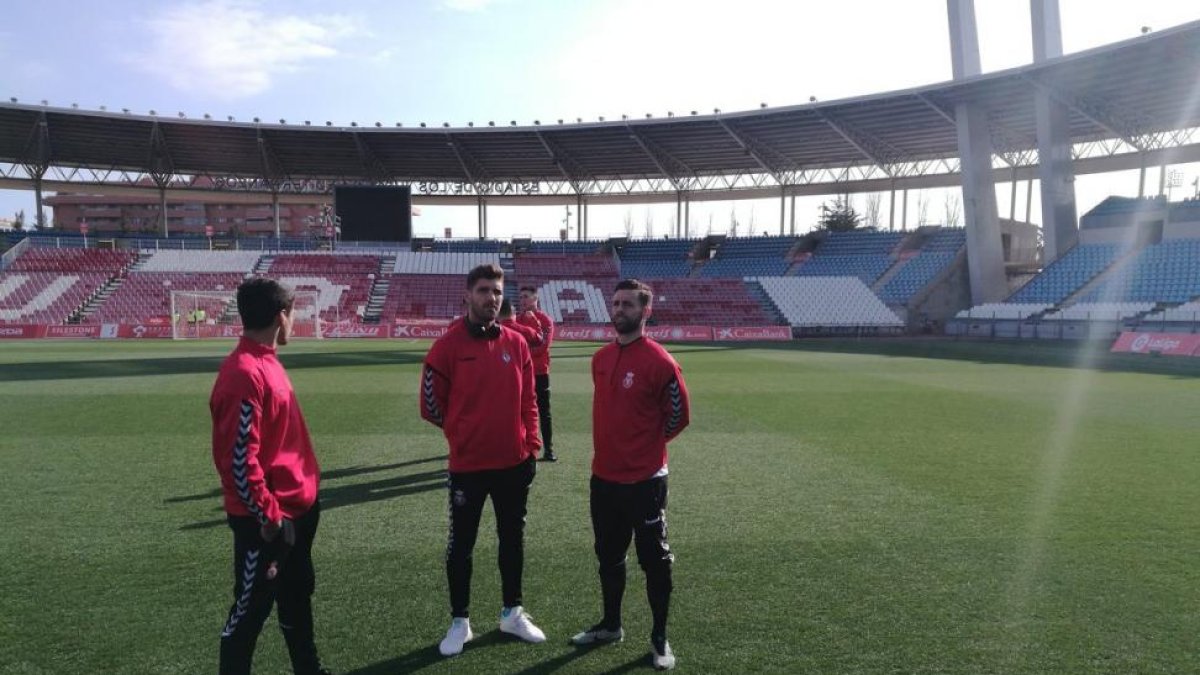 Jugadores de la Cultural en el césped de estadio municipal de los Juegos Mediterráneos.