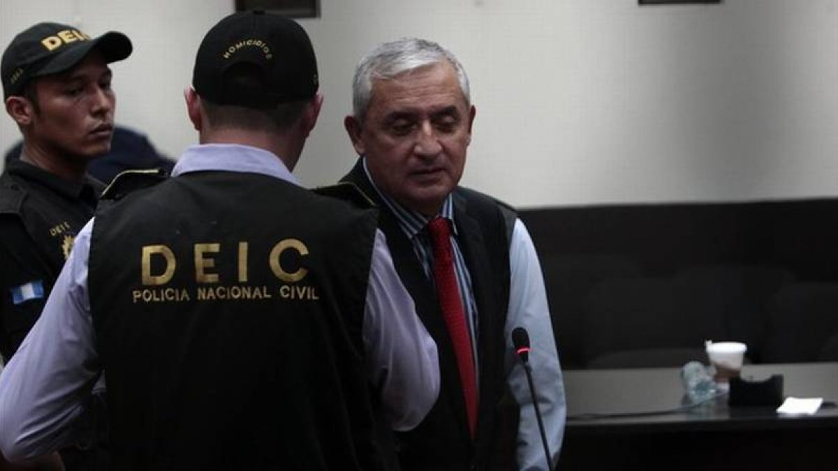 Otto Pérez Molina, custodiado por policías, este jueves en Guatemala.