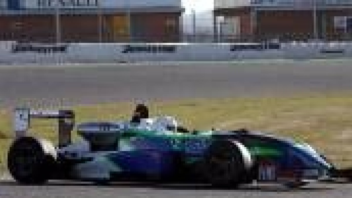 El berciano Antonio Fernández está probando, en el circuito de Jerez, la aerodinámica de su coche