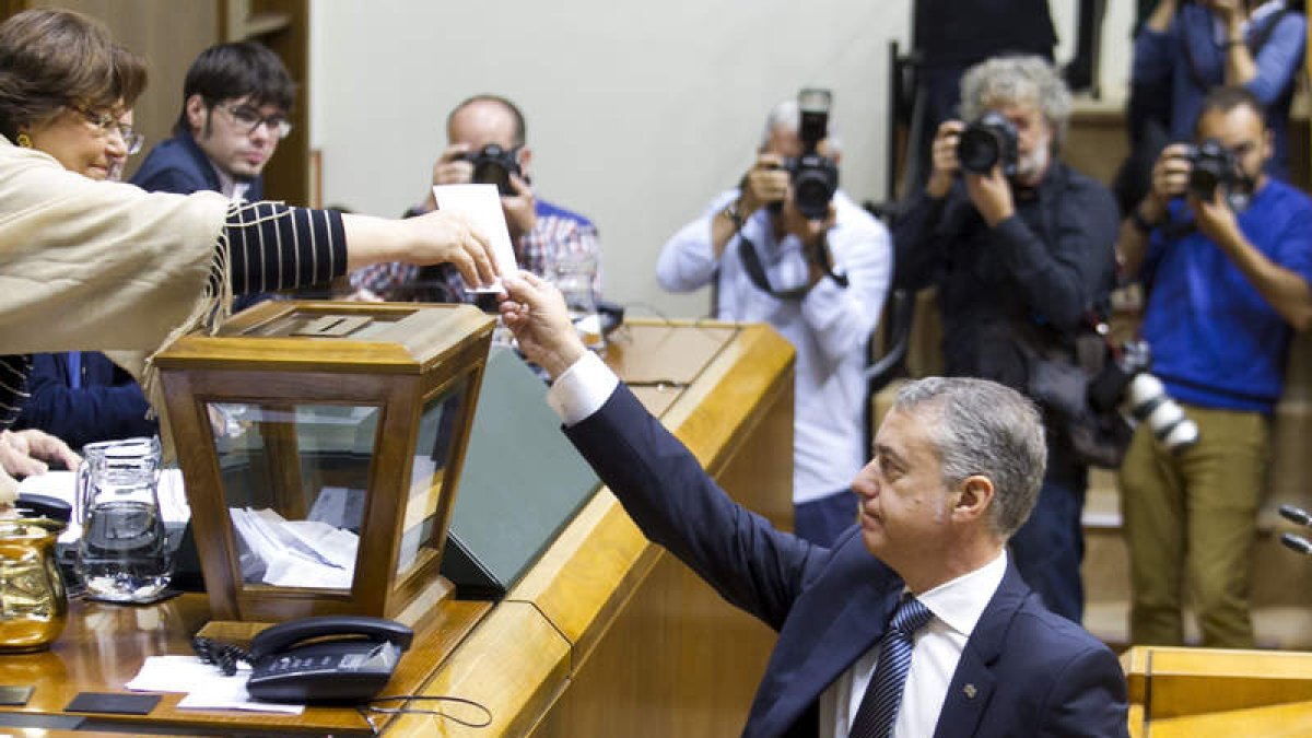 El lendakari, Iñigo Urkullu, vota durante la elección de la nueva mesa de la Cámara Vasca. AGUILAR