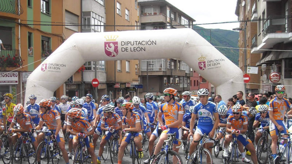 Los ciclistas antes de comenzar la carrera.