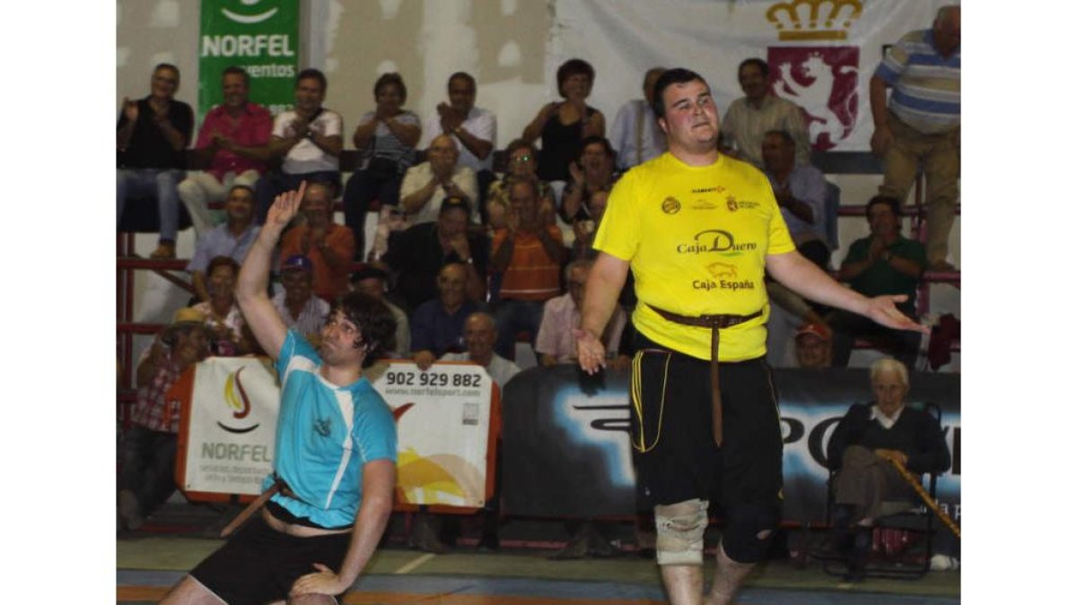 Álvaro Sánchez señala hacia lo más alto, la ofrenda de su triunfo por el esfuerzo.