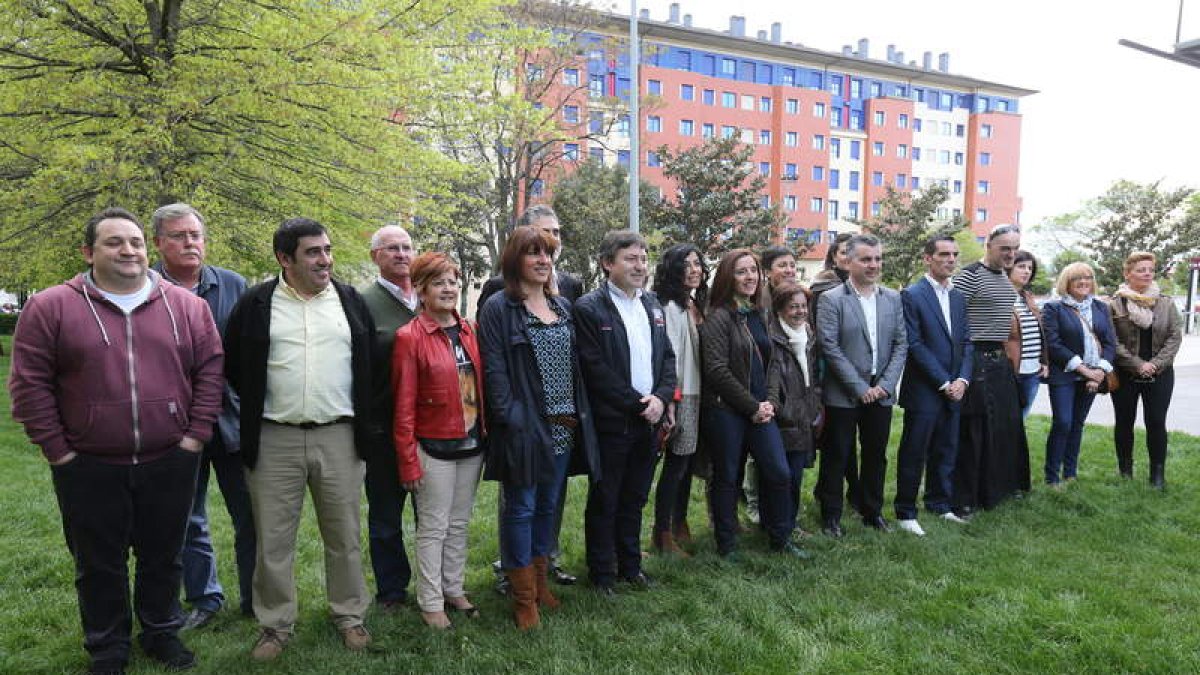 El alcalde y candidato por USE, ayer tarde con el resto de la candidatura.