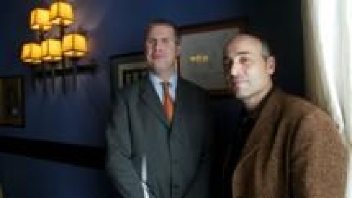 El responsable de publicaciones de Everest, Todd Borgens, y el escritor cordobés Juan Carlos Martín