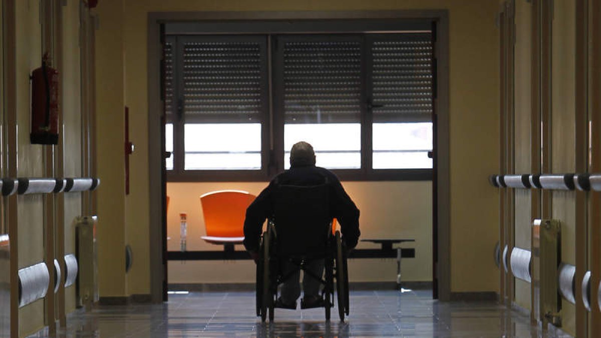 La accesibilidad de los edificios públicos facilitará el tránsito de las casi 38.000 personas con alguna discapacidad de la provincia. JESÚS F. SALVADORES