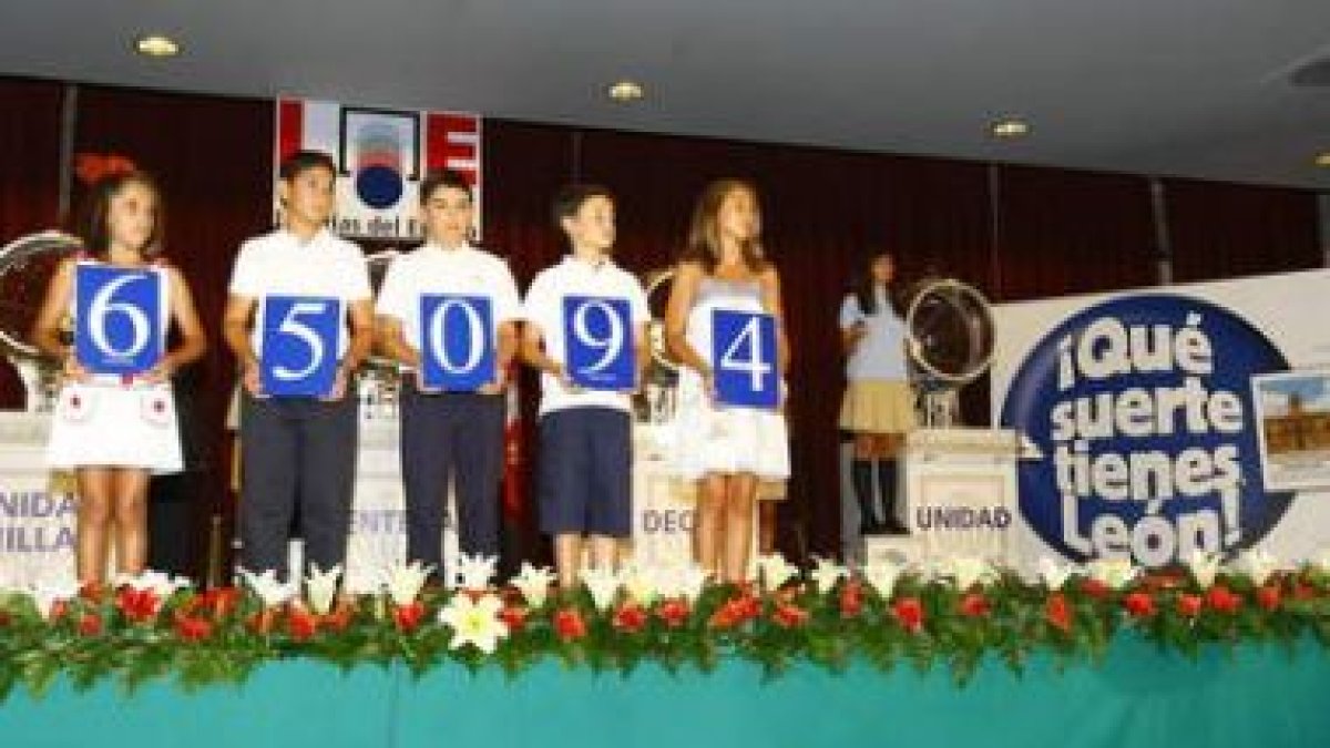 Los niños muestran el número agraciado con el primer premio de 600.000 euros.