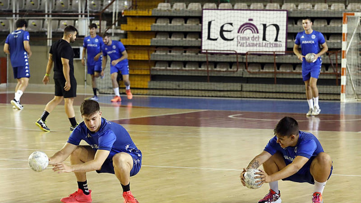 Los jugadores ademaristas durante una sesión de entrenamiento esta pretemporada. MARCIANO PÉREZ