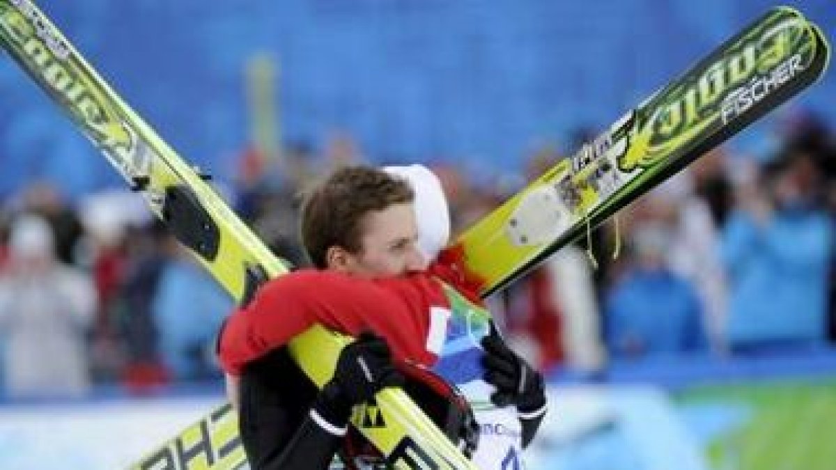 Simon Ammann (i) es felicitado por el polaco Adam Malysz.