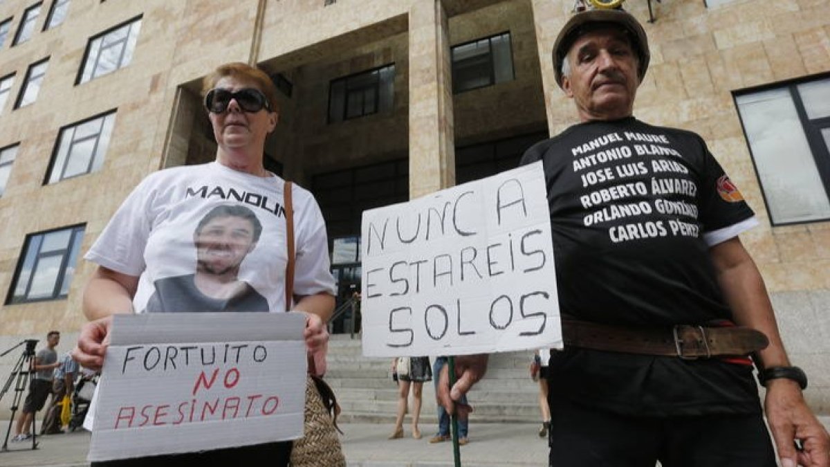 Familiares de las víctimas a las puertas de los juzgados en julio de 2015. JESÚS F. SALVADORES