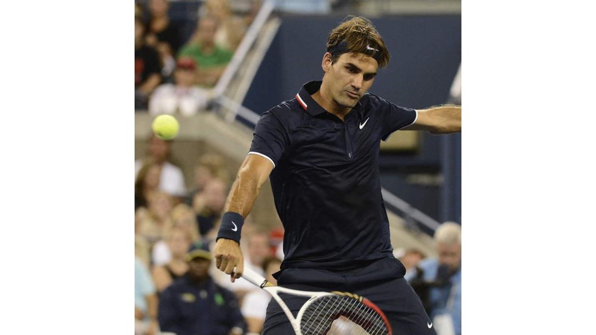 Federer devuelve la pelota al americano Young.