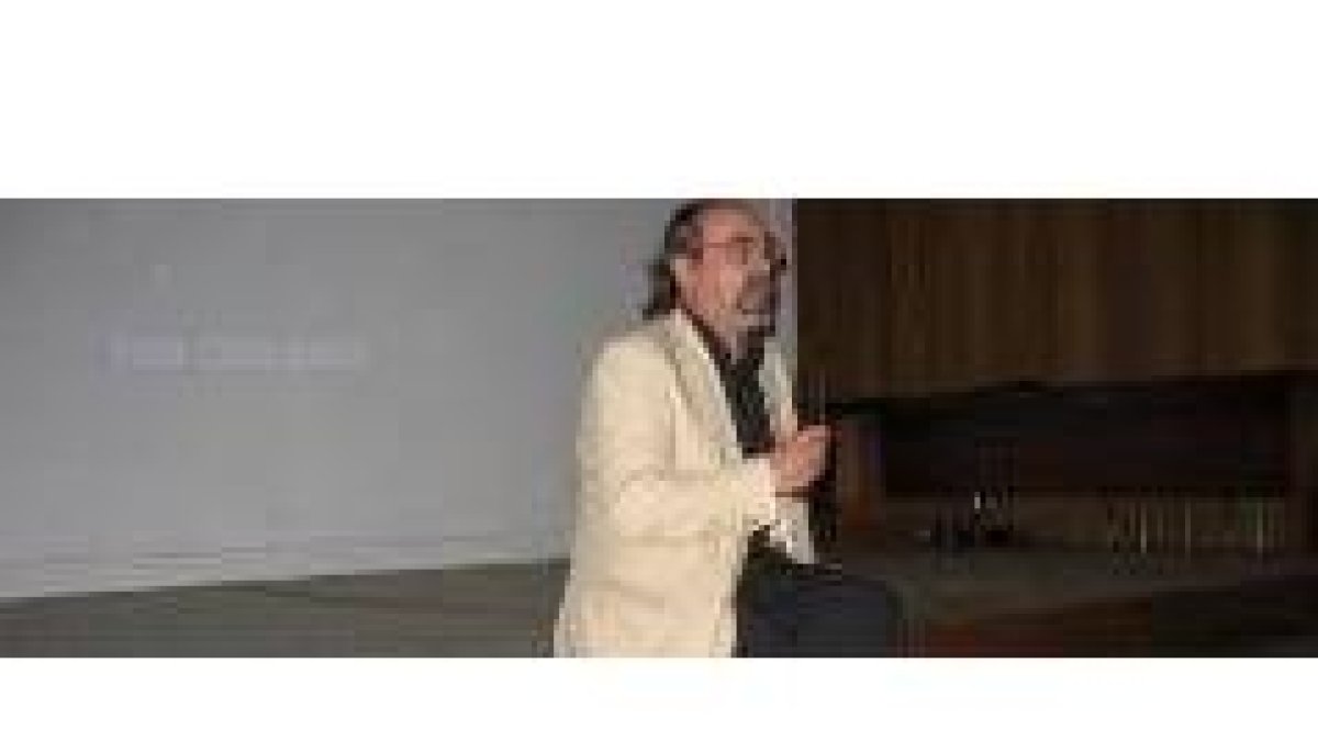 Pedro García Trapiello durante la presentación del documental anoche en la biblioteca
