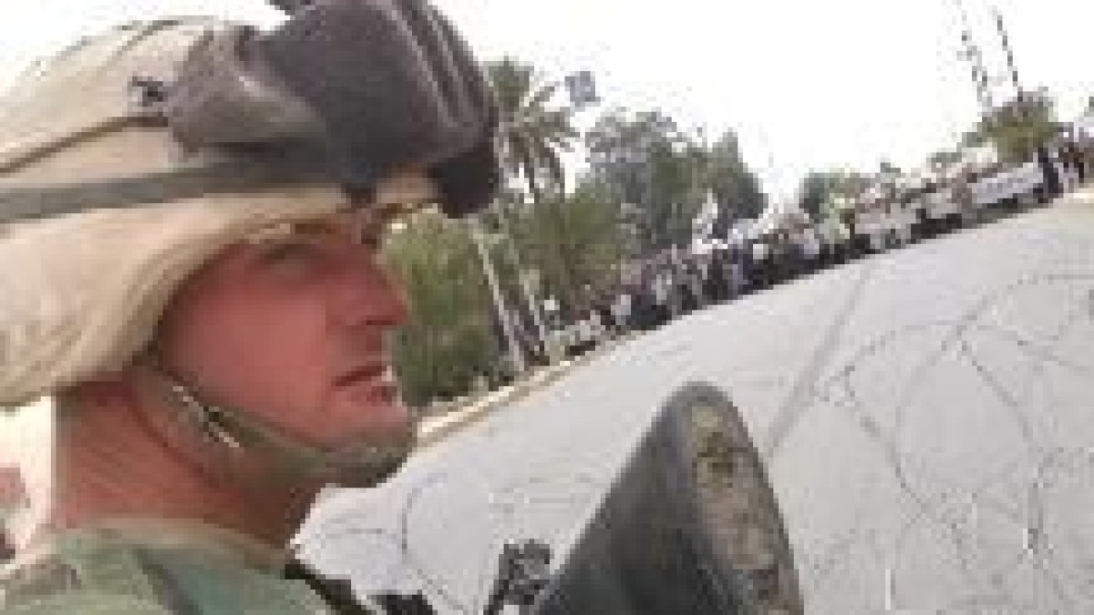 Un marine vigila la manifestación antiamericana celebrada en Bagdad