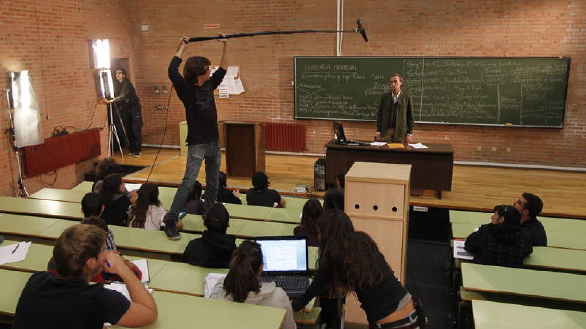Un momento del rodaje de la serie ‘Guardianes del Temple’ en una aula de la Facultad de Veterinaria.