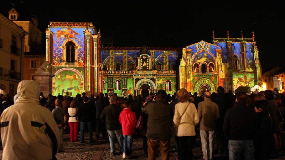 Miles de personas han visto desde 2010 el espectáculo de luz y sonido diseñado por Richemont que se proyecta en la fachada de San Isidoro. ARCHIVO