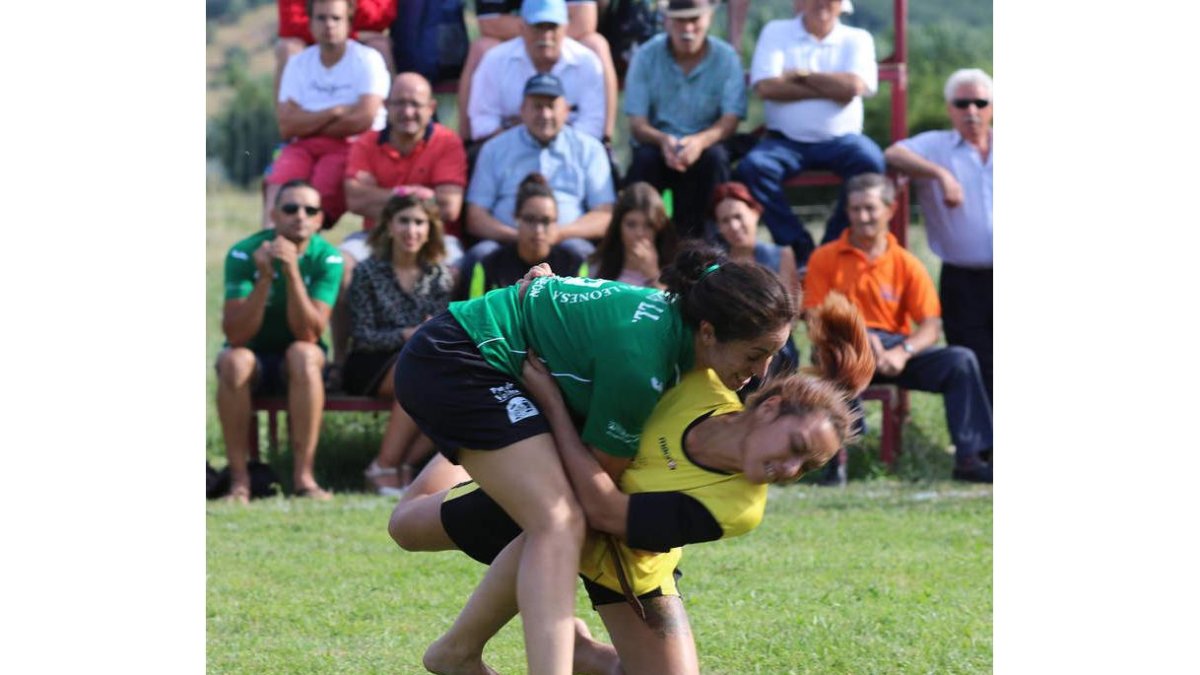La final de medios de la lucha femenina plena de emoción, con Marta vencedora en casa.