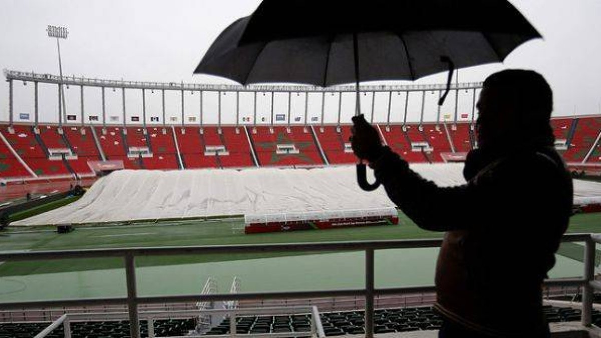 El césped del estadio Moulay Abdellah, donde el Madrid debía disputar el partido, cubierto con una lona.