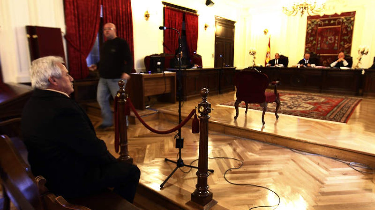 Clemades Rodríguez, alcalde de Carucedo, la semana pasada en el banquillo de los acusados de la Audiencia Provincial de León.