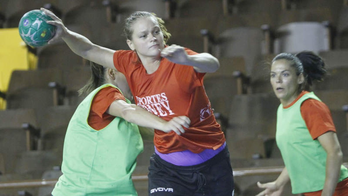 Las jugadoras del Cleba durante el entrenamiento que realizaron ayer en el Palacio.