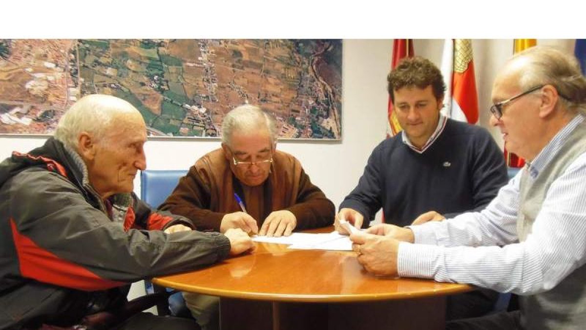 Los representantes de Alcazaba, junto al alcalde y el edil de Bienestar, en la firma del acuerdo.