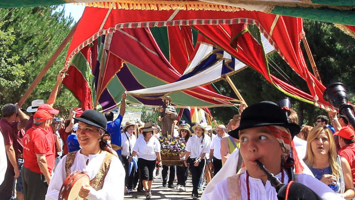 Las romeras portaron al apóstol Santiago bajo los pendones.